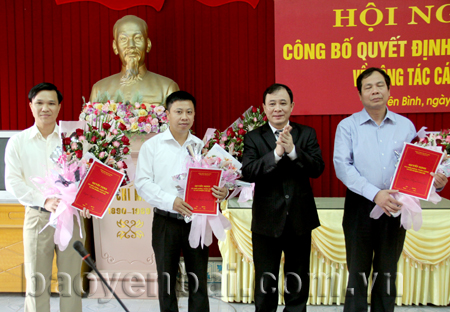 Đồng chí Phạm Duy Cường - Phó bí thư Tỉnh ủy, Chủ tịch UBND tỉnh trao Quyết định cho các đồng chí được Ban Thường vụ Tỉnh ủy điều động và bổ nhiệm nhận nhiệm vụ mới.
